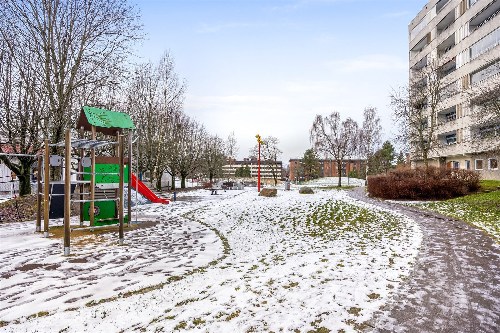 Området er godt tilrettelagt for barnefamilier med flere lekeplasser og grøntarealer. Galleribilde