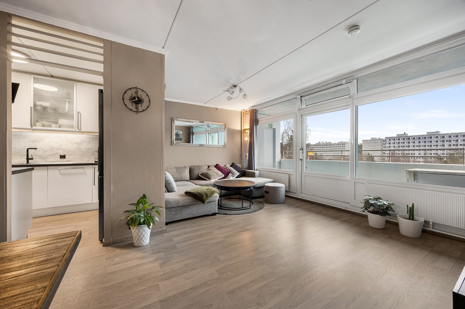 Emera Eiendomsmegling ved Adrian Stokstad ønsker velkommen til Garver Ytteborgs vei 103. Foto: Bjørnar Døhlen. Galleribilde