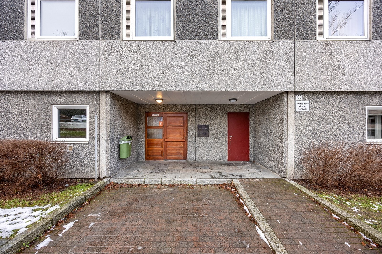 Takoverbygget inngangsparti. Galleribilde