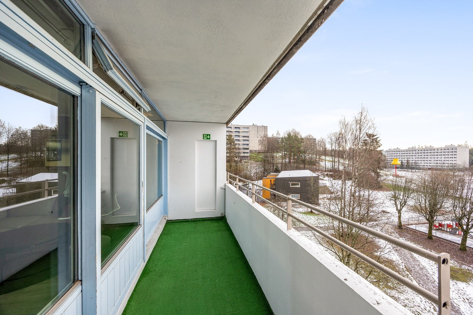 Fra oppholdsrommet er det utgang til en sydvendt balkong på 8 m². Balkongen ligger høyt, fritt og usjenert. Galleribilde