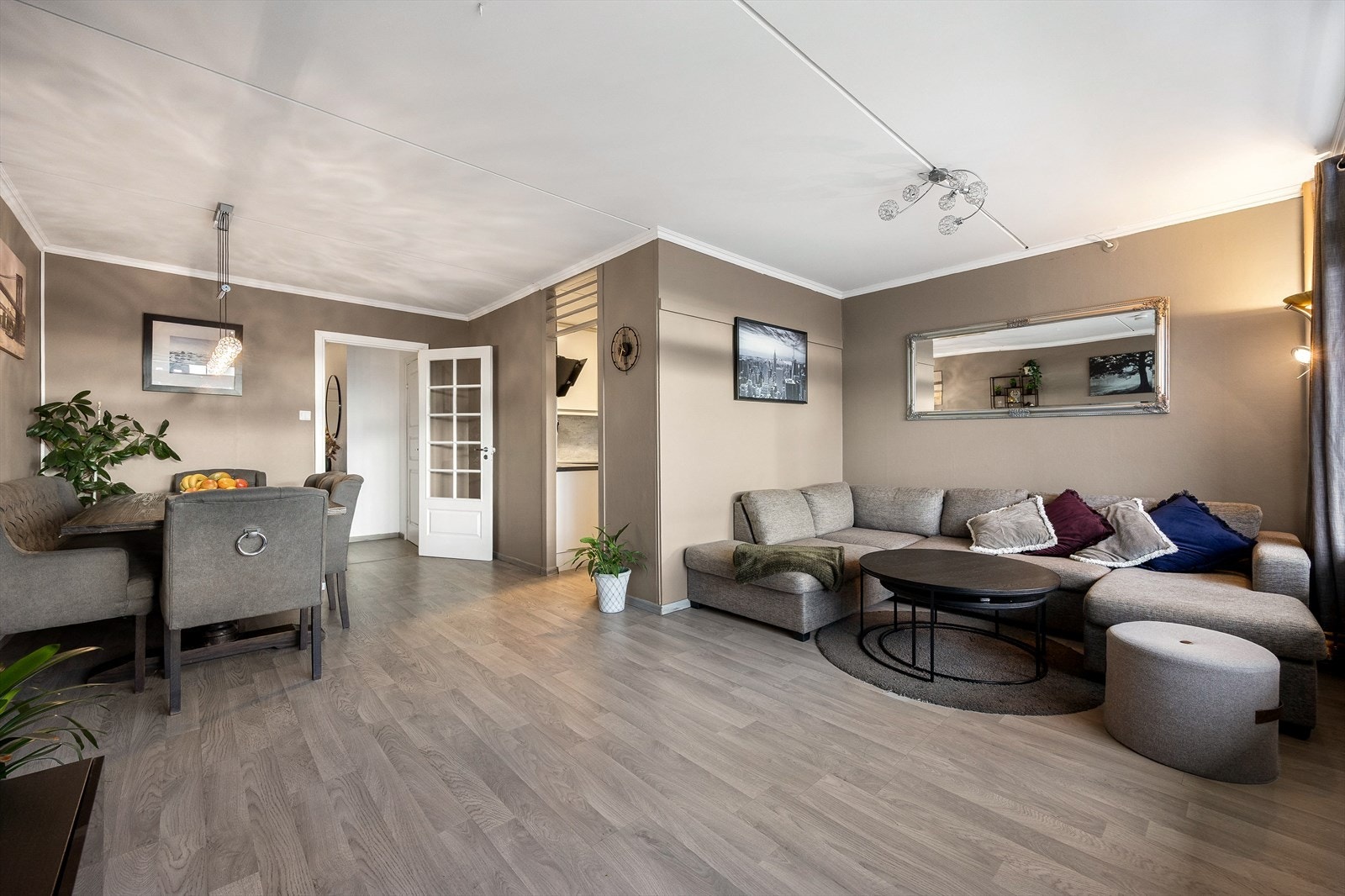 Gjennomgående laminatgulv og malte flater gir et helhetlig inntrykk. Galleribilde