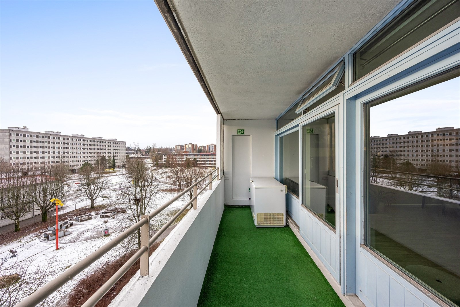 Balkongen er smart utnyttet av selger, blant annet med plassering av fryser. Galleribilde