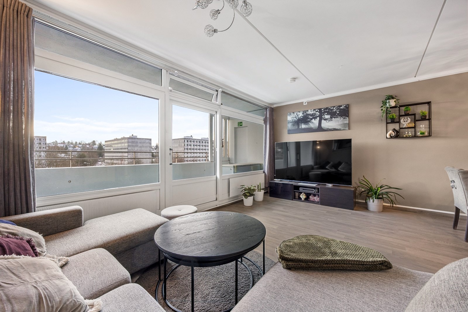 Store vindusflater gir godt med naturlig lys inn i stuen. Galleribilde