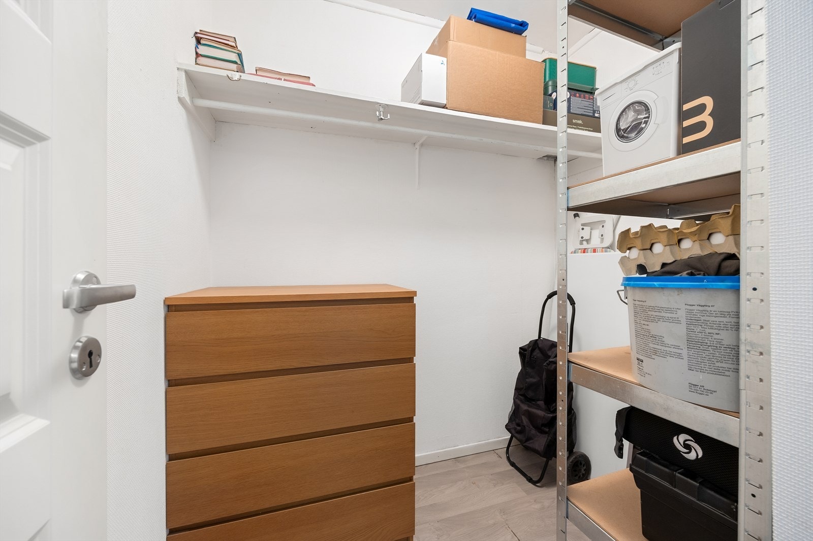 En funksjonell innvendig bod gir god lagringsplass i leiligheten. Galleribilde