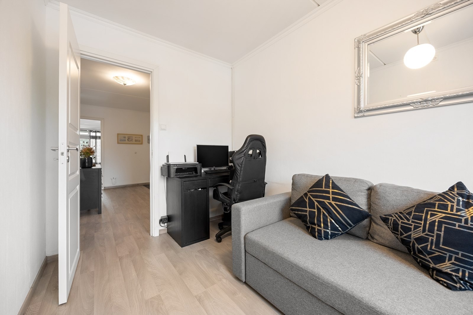 Alle soverommene har laminat på gulv og malte veggflater. Galleribilde