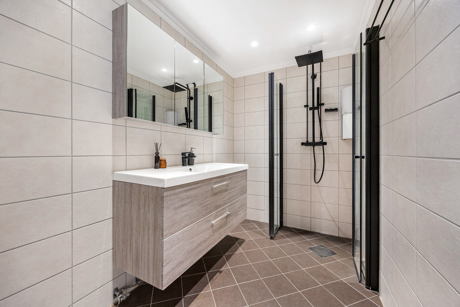 Leiligheten har et lekkert og romslig bad som ble rehabilitert i regi av borettslaget i 2017/2018. Galleribilde