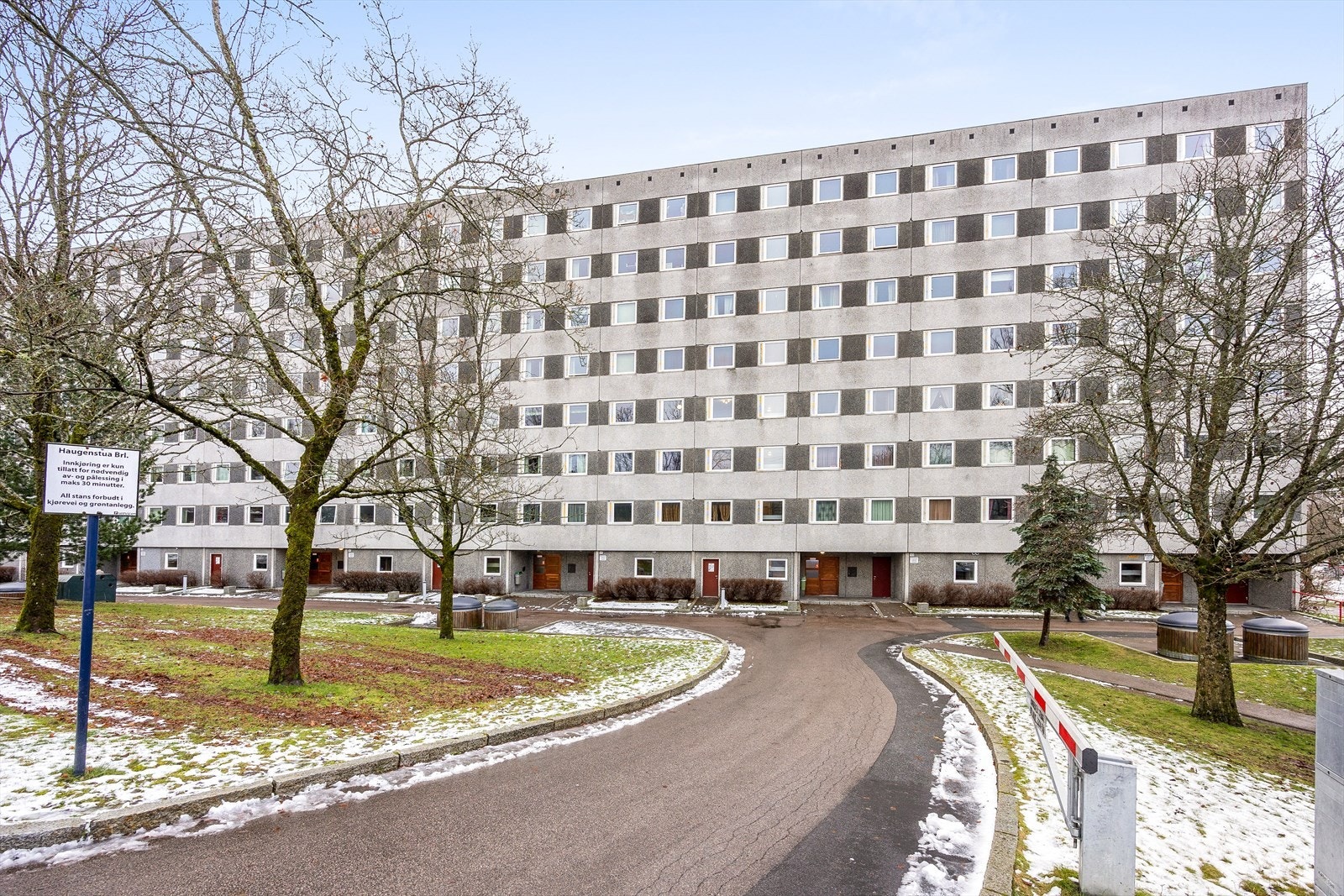 Hverdagsinnkjøp kan gjøres på Kiwi og Rema 1000, begge i gangavstand. Galleribilde