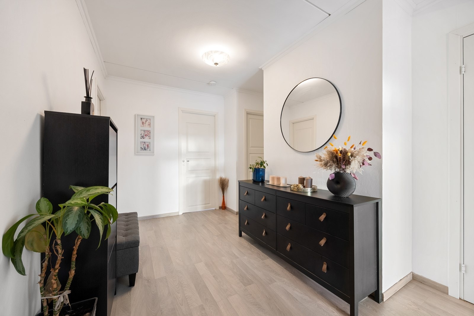 Entréen har god plass til oppbevaringsmøbler for yttertøy og sko. Galleribilde