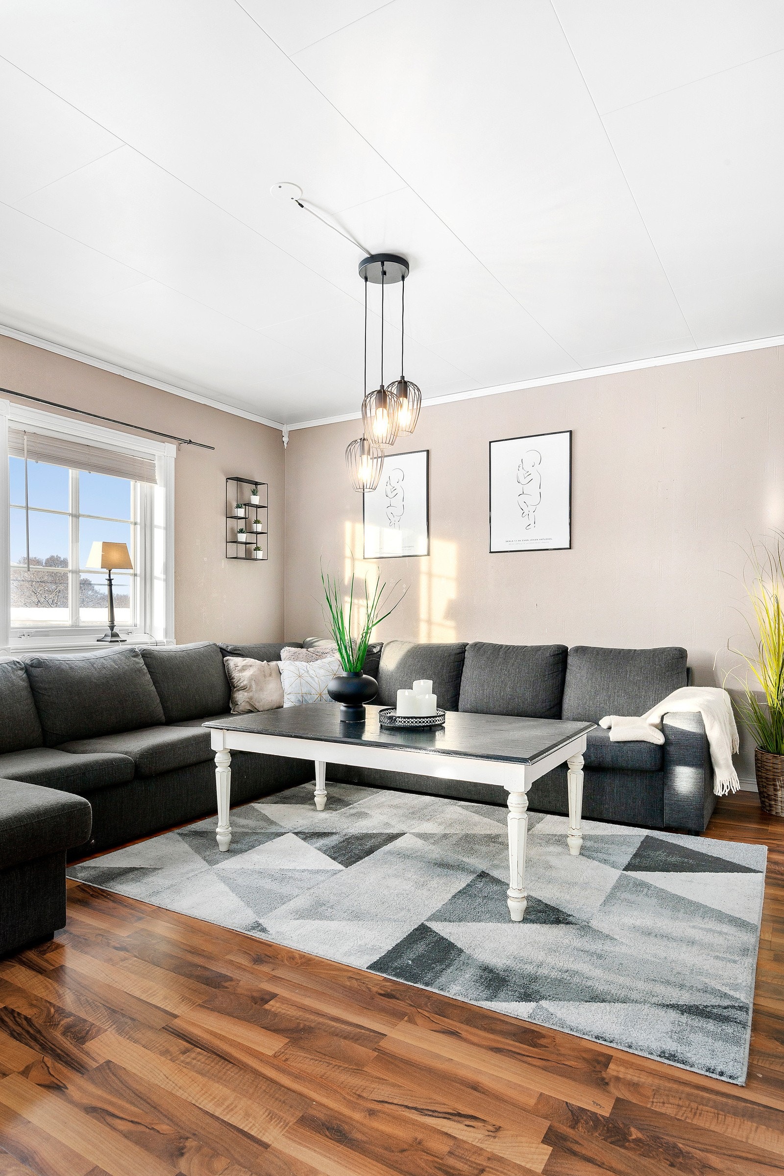 I midten av stuen er det også fint å plasser en sofa som rommer hele storfamilien. Galleribilde