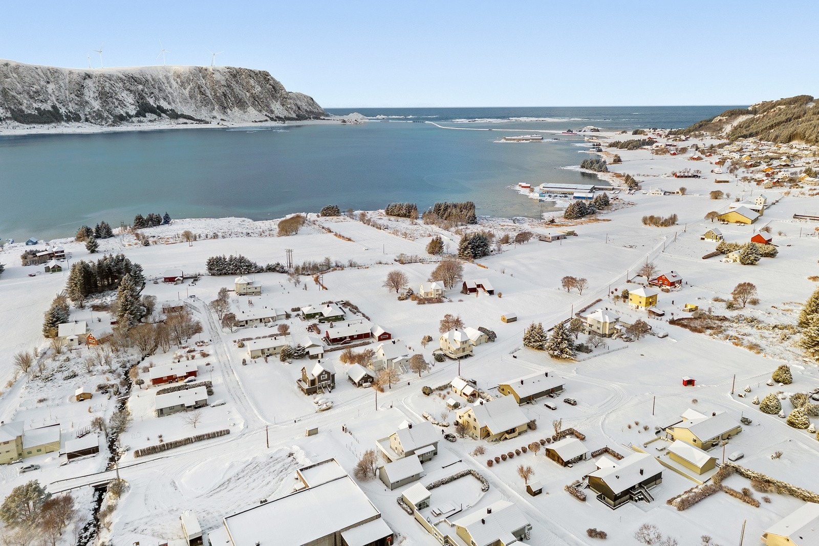 Her ser vi Ullasundet som du kjører gjennom på vei til fastlandet. Galleribilde