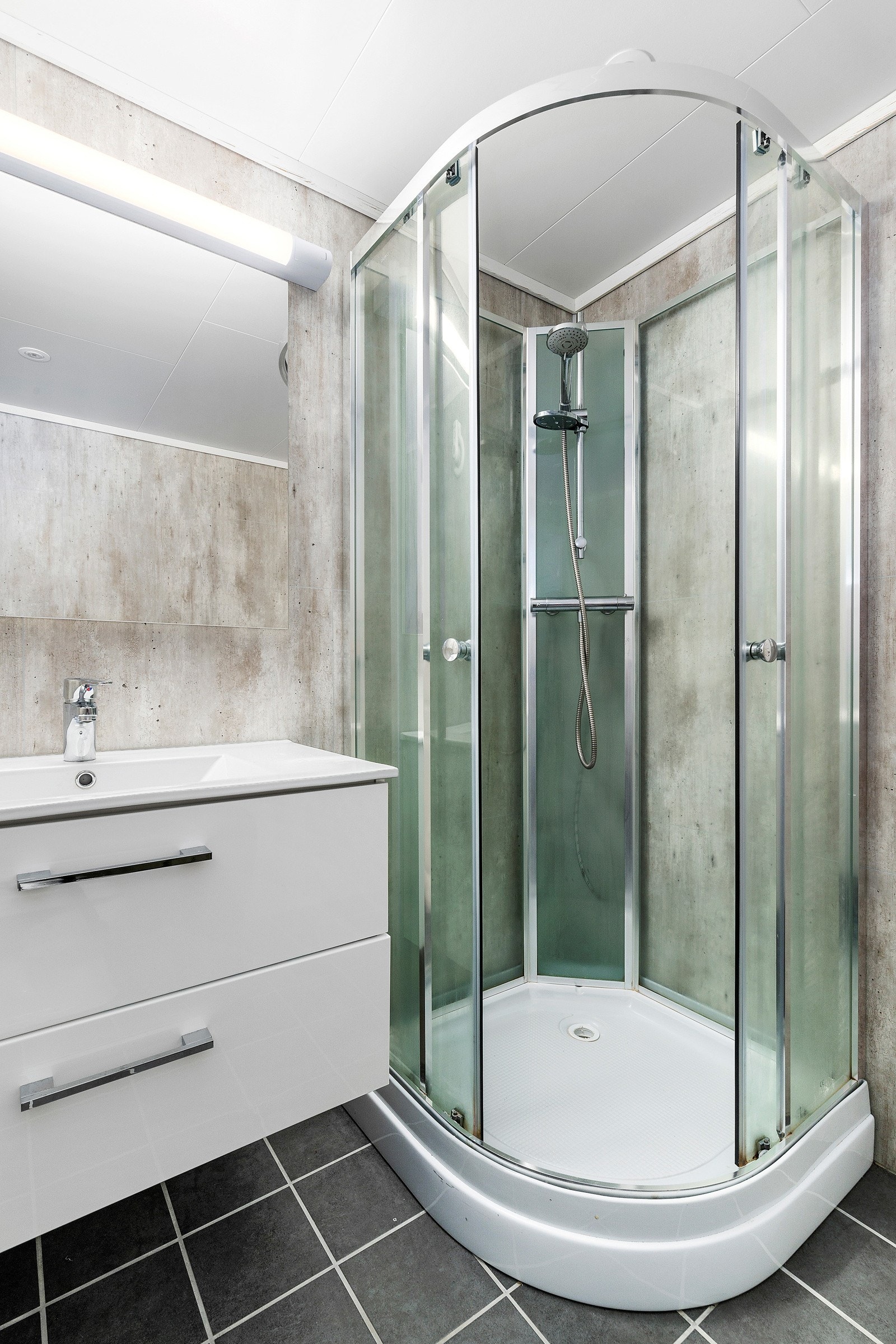 Her er det godt for ungdommen som har gjester på besøk å slippe å gå opp en etasje for å benytte toalettet. Galleribilde