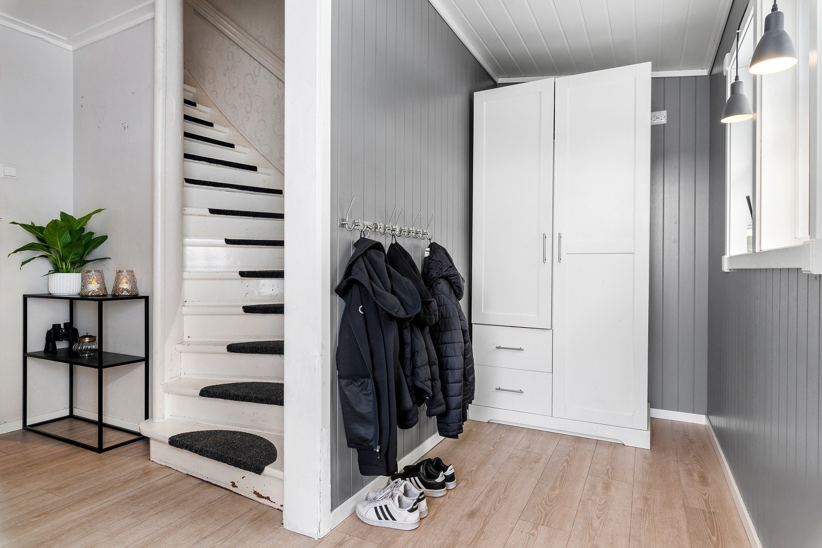 Her setter du fra deg skoene og henger fra deg jakken i garderoben før du går inn i resten av hovedetasjen. Galleribilde