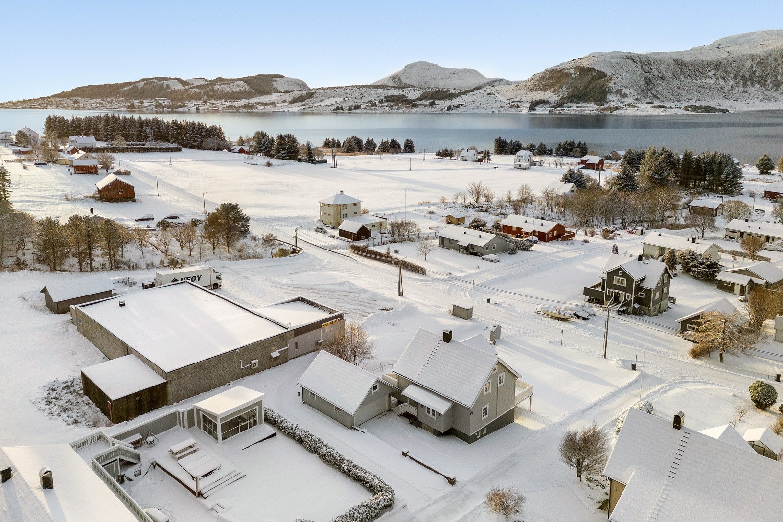 Her ser vi eiendommen fra fugleperspektiv. Galleribilde