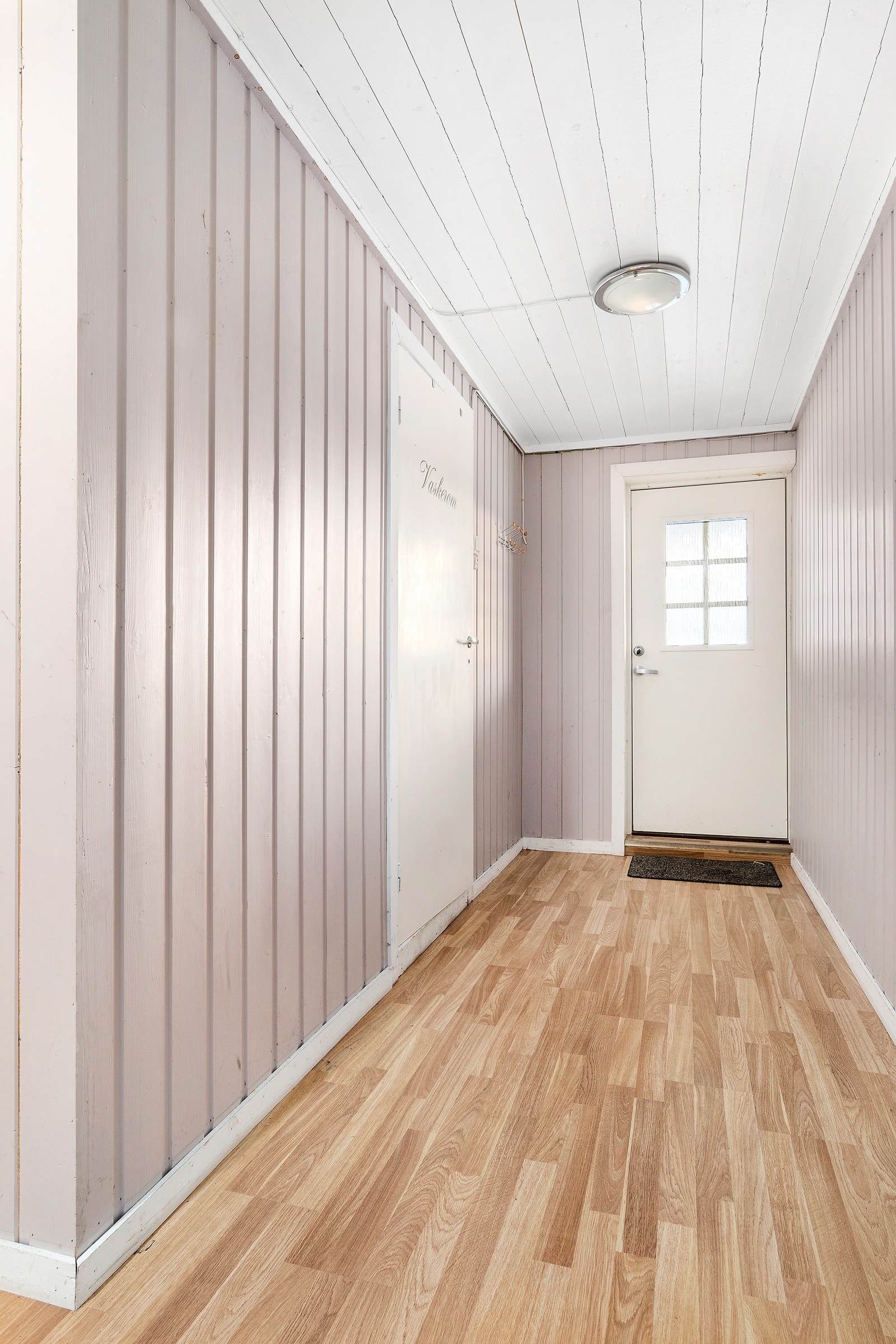 Her er det egen utgang til hagen, hvor du kommer ut under verandaen mot syd. Galleribilde