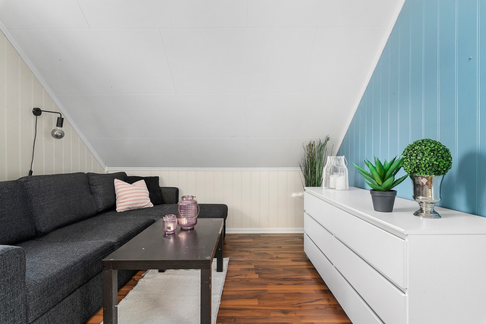 Det er godt å ha en ekstra stue hvor ungdummene kan trekke seg litt bort etter at middagen er inntatt. Galleribilde