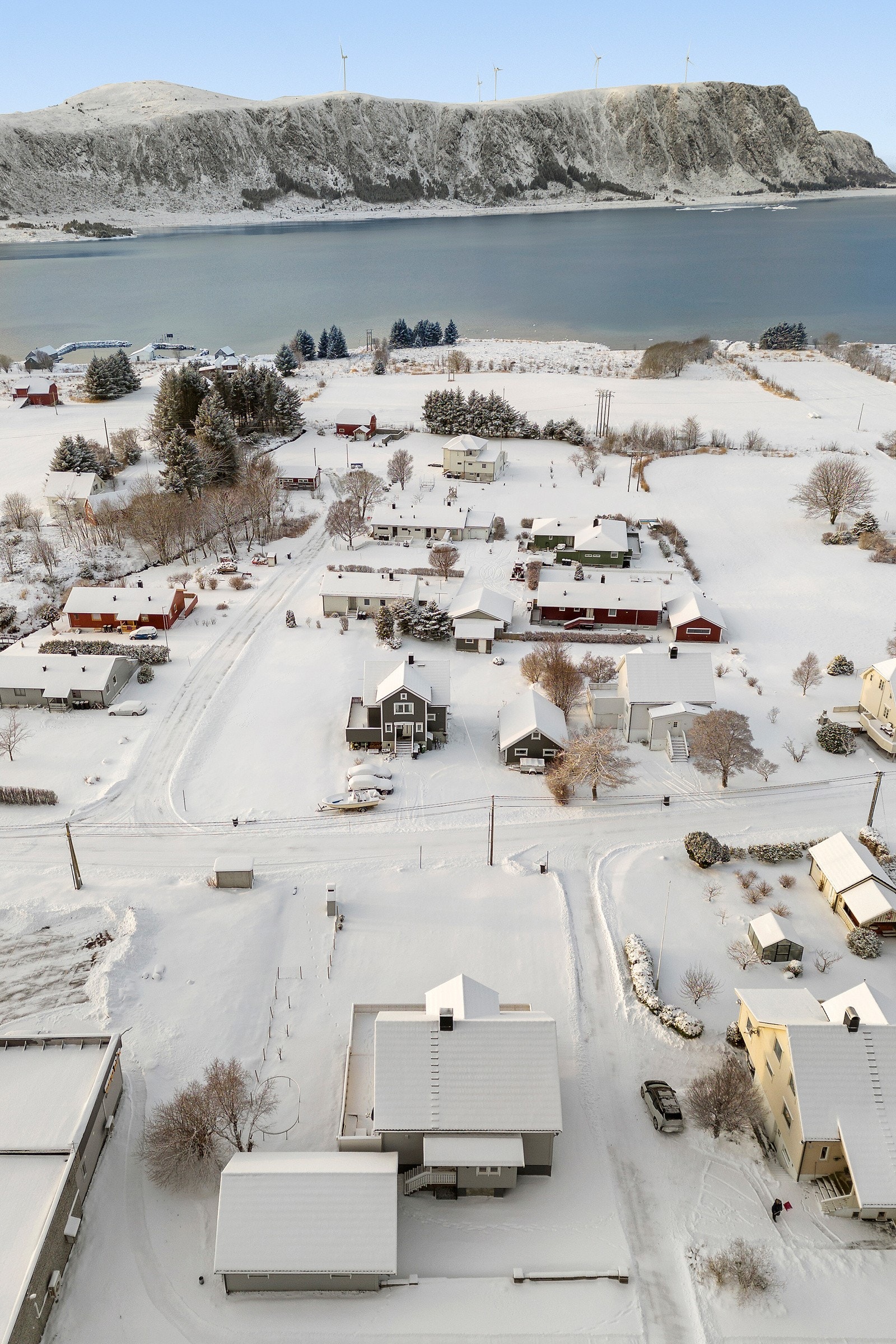 Eiendommen har fin utsikt over til Haramsøya og Mannen. Galleribilde