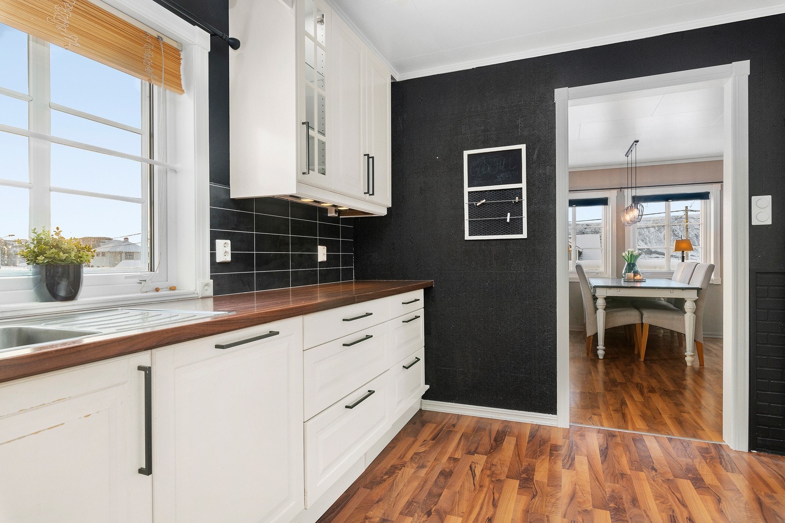 Den nedfelte koketoppen er fra 2024 og oppvaskmaskinen er fra 2022. Galleribilde