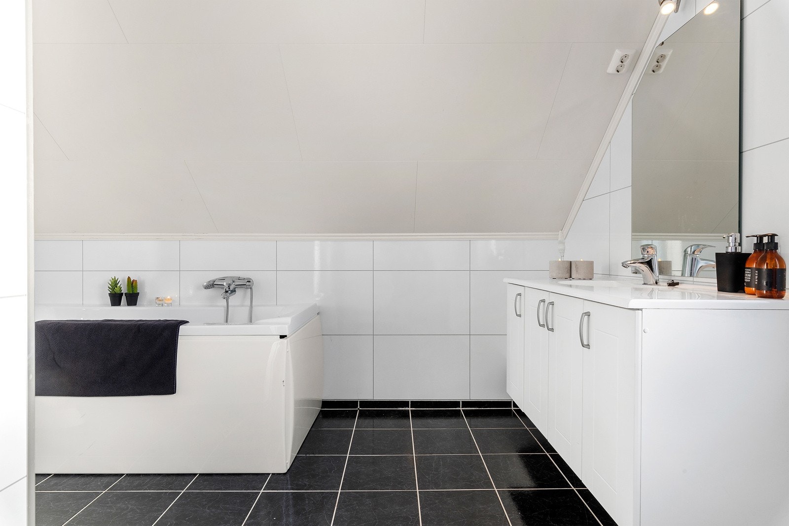 Kan det friste deg med et varmt bad, bobler i glasset og tente lys? Galleribilde