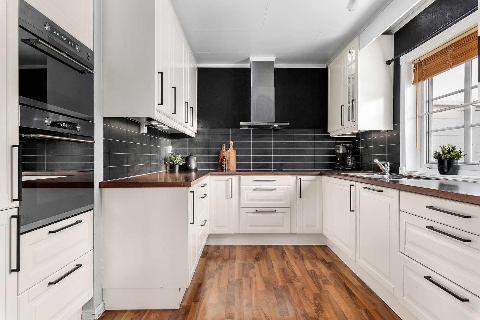 Kjøkkenet har malte fronter og har svært mye benkeplass. Galleribilde