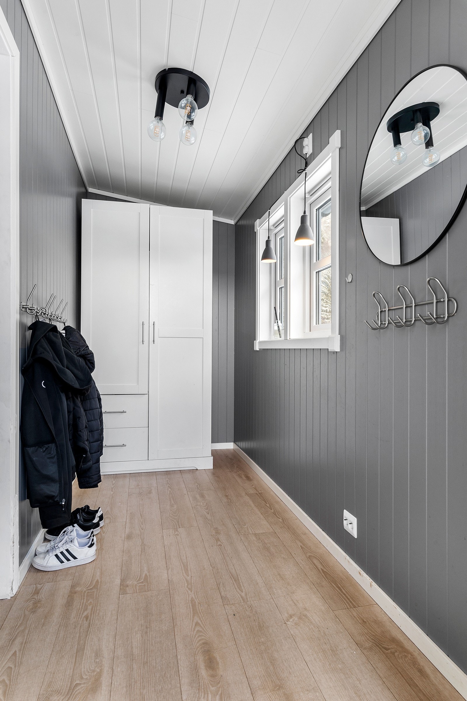 Først så kommer vi inn i et tilbygg fra 2021 hvor vi finner entrèn. Galleribilde