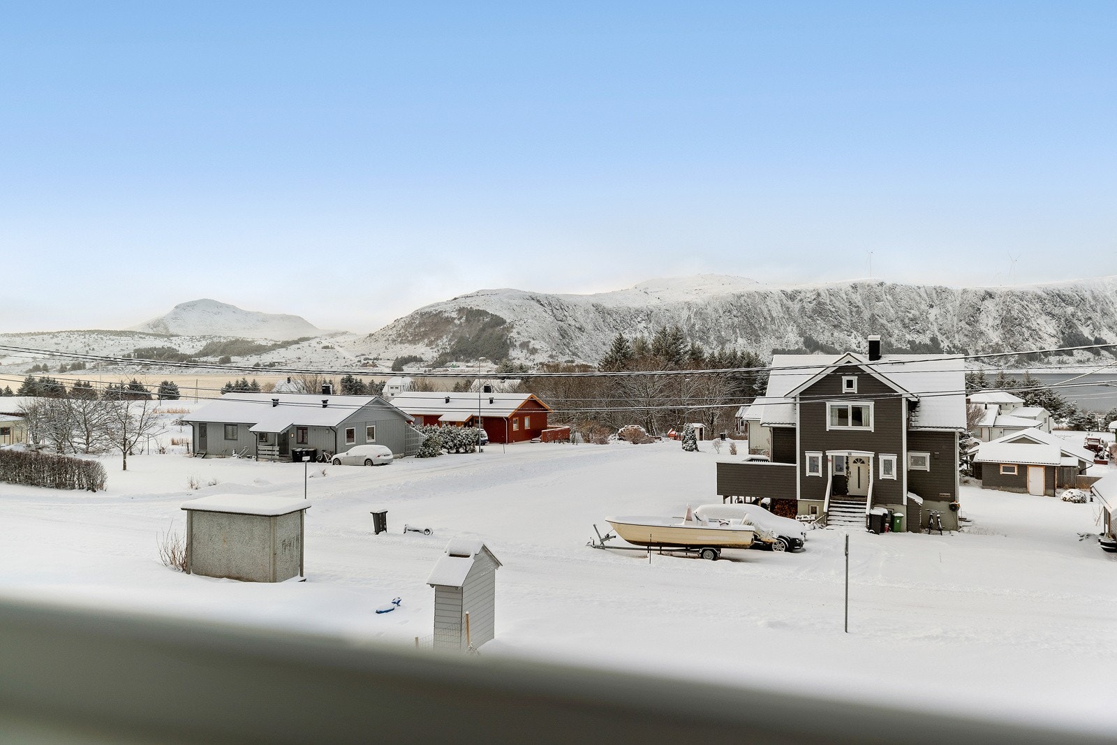 Her ser vi også utsikten en har fra solstolen på verandaen. Galleribilde