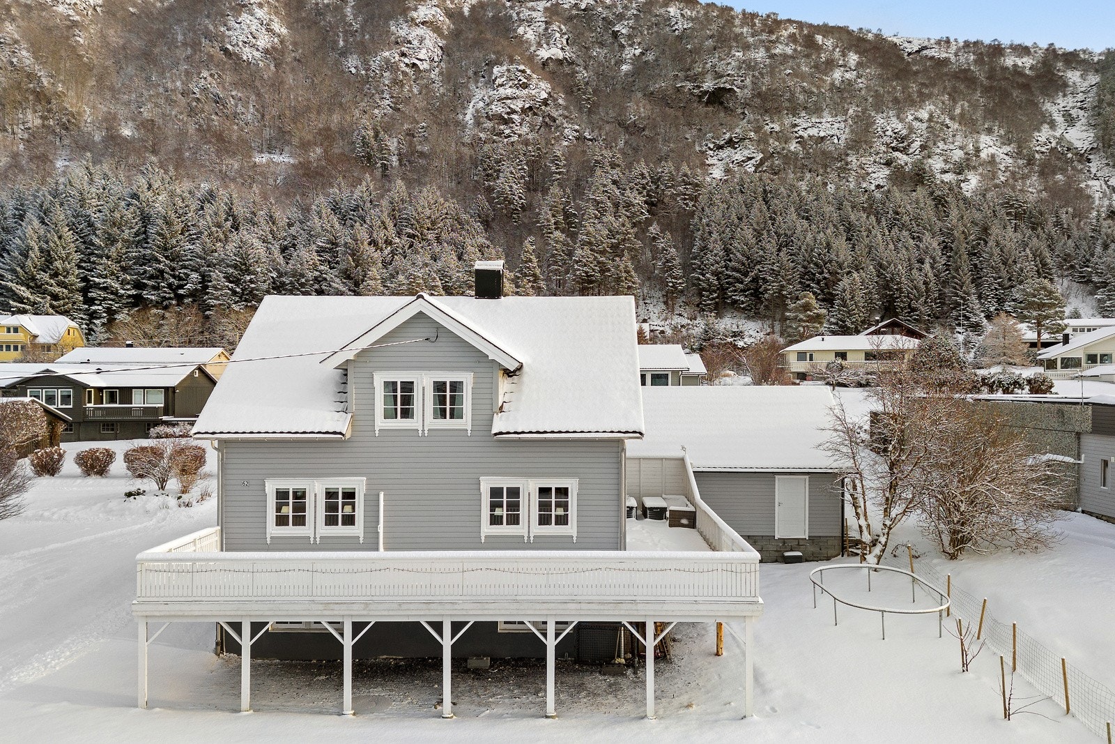 Eiendommen ligger fint til i terrenget og har Coop Prix som nærmeste nabo. Galleribilde