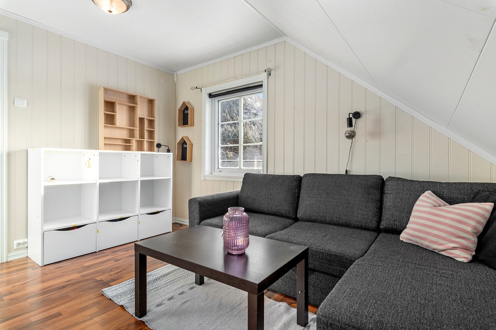 Dette rommet er i dag innredet som en loftstue, men kan også benyttes til et ekstra soverom om det er ønskelig. Galleribilde