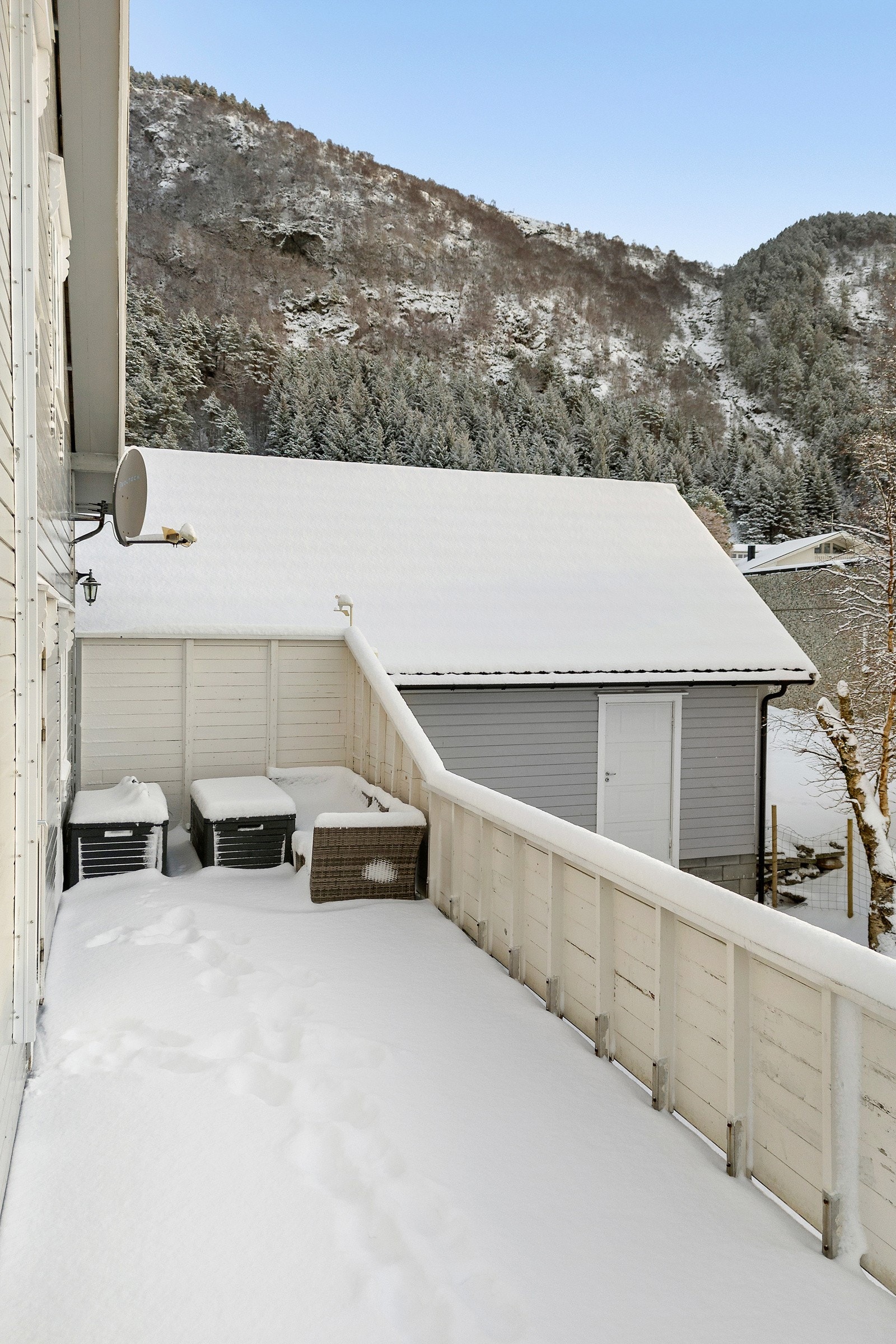 I denne koselige delen av verandaen kan en sitte lunt og godt med lite innsyn. Galleribilde