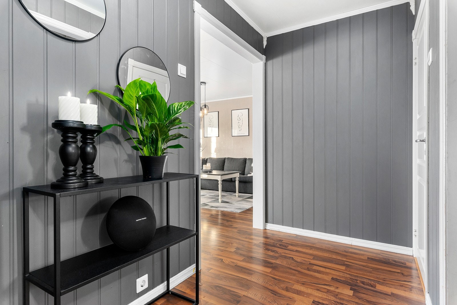 Videre kommer du inn i en mellomgang hvor trappen ned til underetasjen befinner seg. Galleribilde