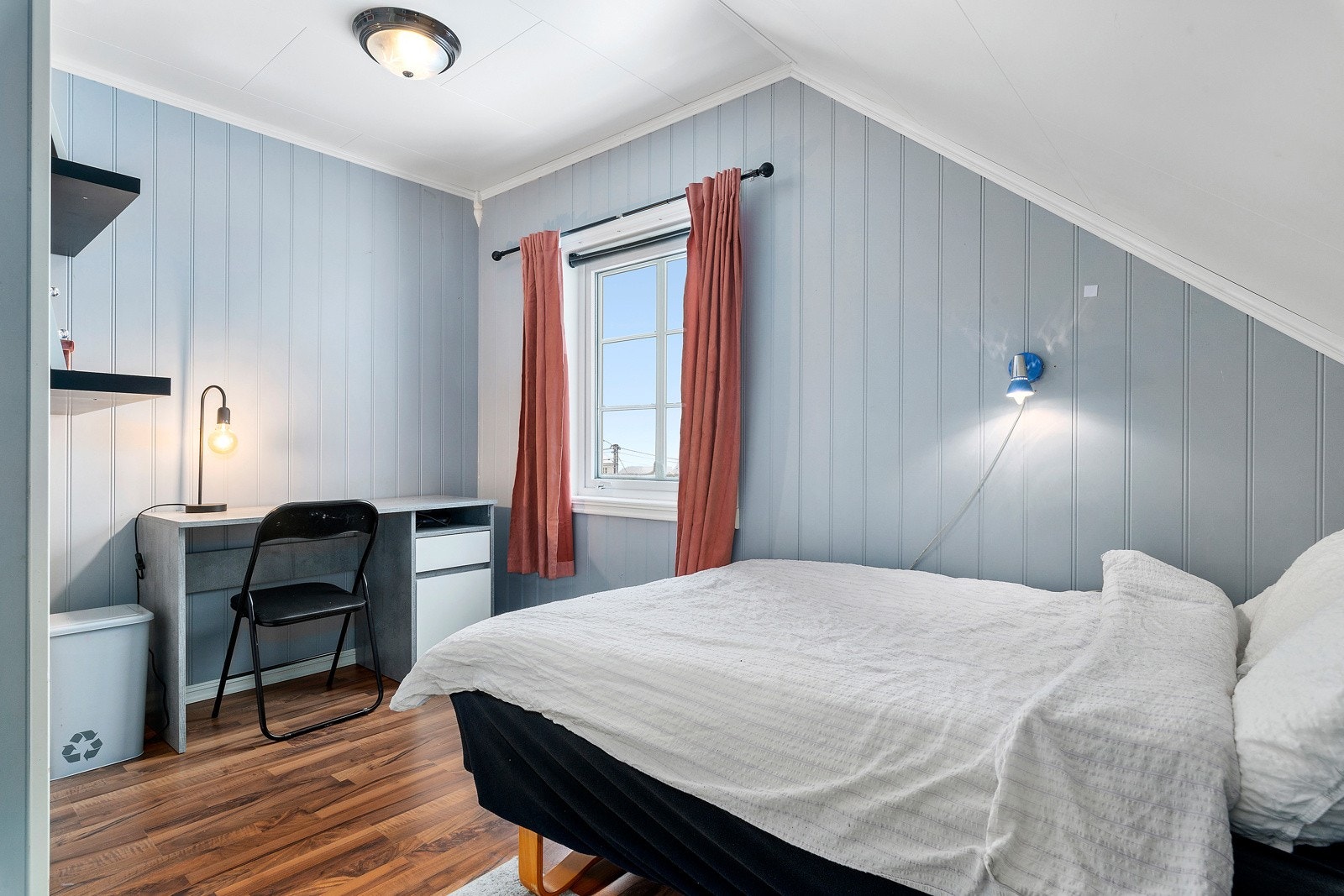 I tillegg til seng er det god plass til en skrivepult på dette rommet. Galleribilde