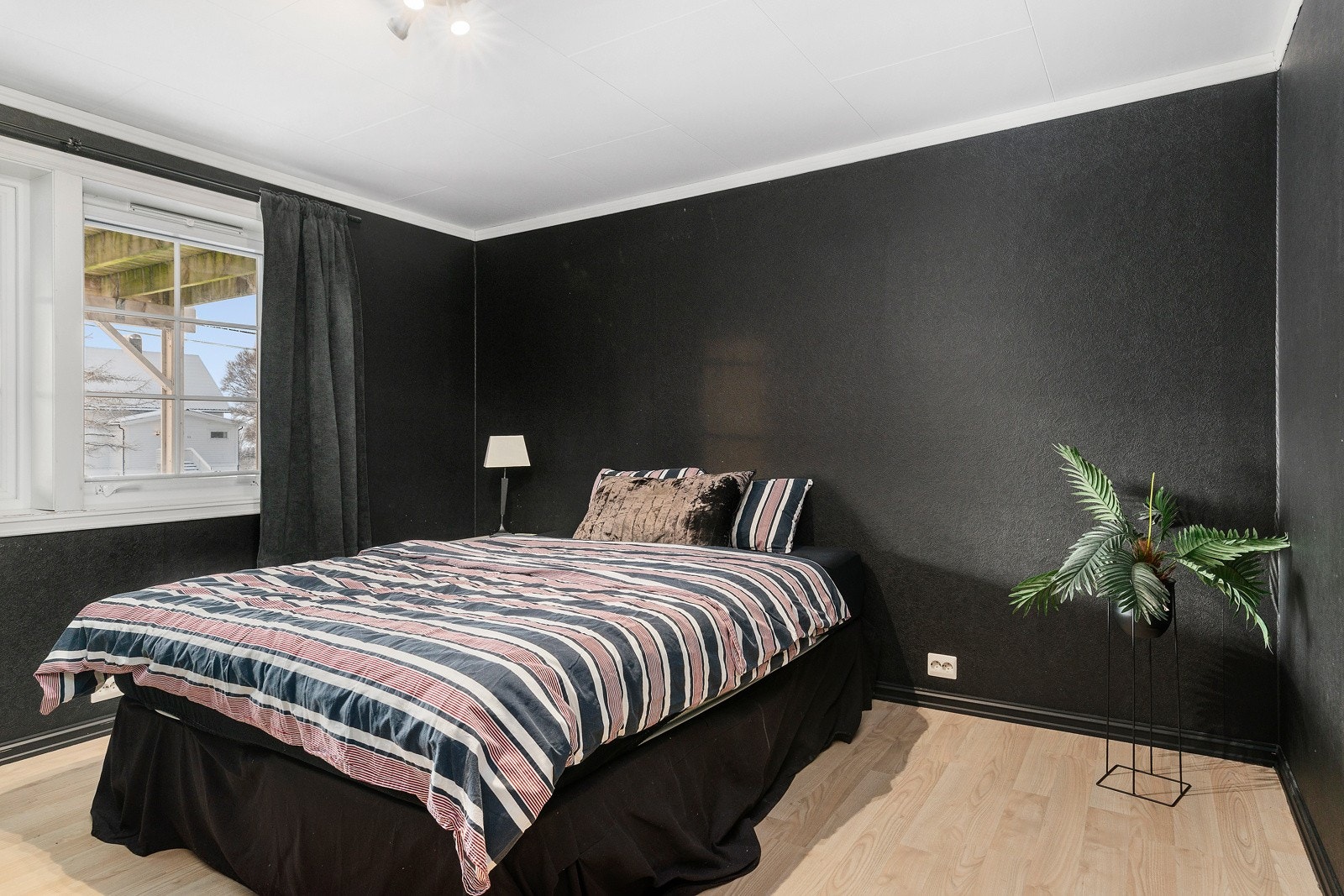 Både rommet som blir benyttet til kjellerstue og dette rommet er ikke godkjent til varig opphold, da de ikke tilfredsstiller kravene til lysforhold. Galleribilde