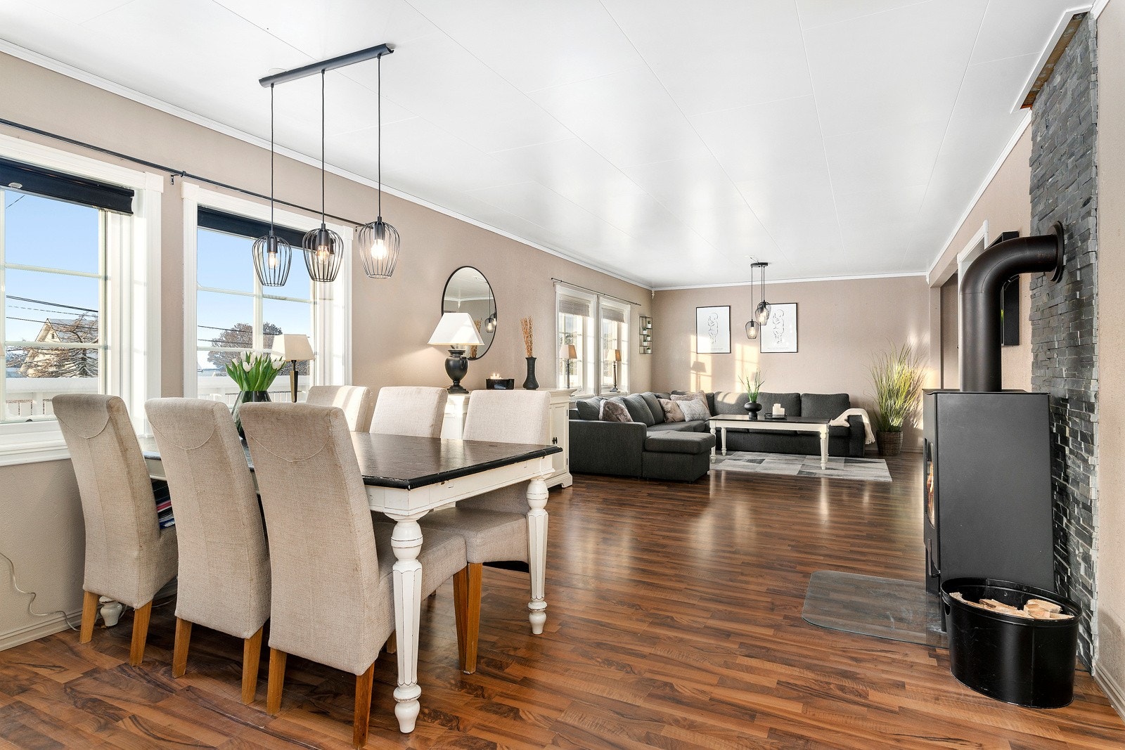 Store vindusflater gir rikelig med naturlig lysinnslipp. Galleribilde