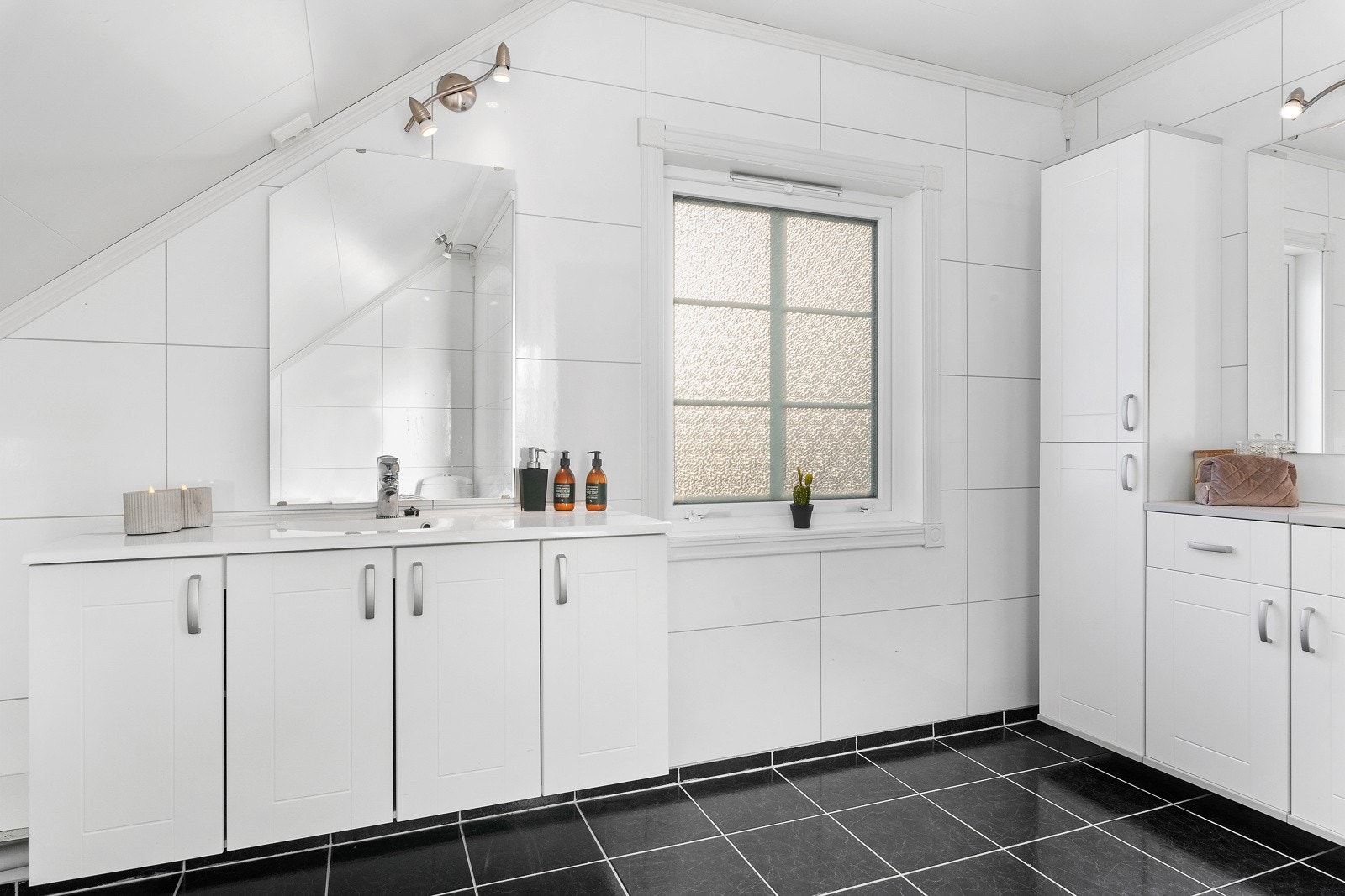 Badet i loftetasjen har mye innredning og god plass til å stelle seg. Galleribilde