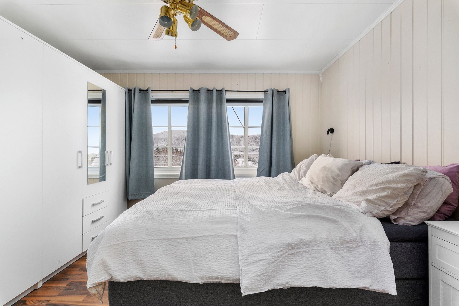 Hovedsoverommet har god plass til dobbeltseng, nattbord på hver side og garderobeskap. Galleribilde