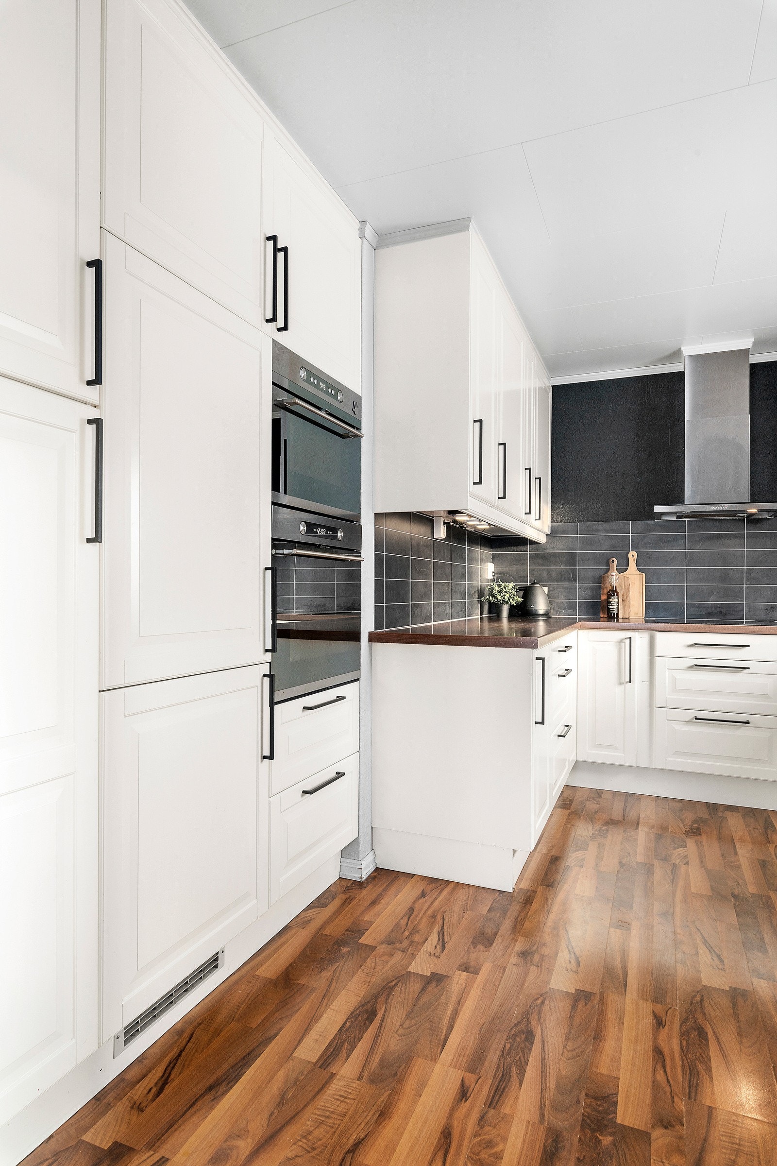 Integrerte stekeovn, mikrobølgeovn, oppvaskmaskin og kjøl-/fryseskap. Galleribilde