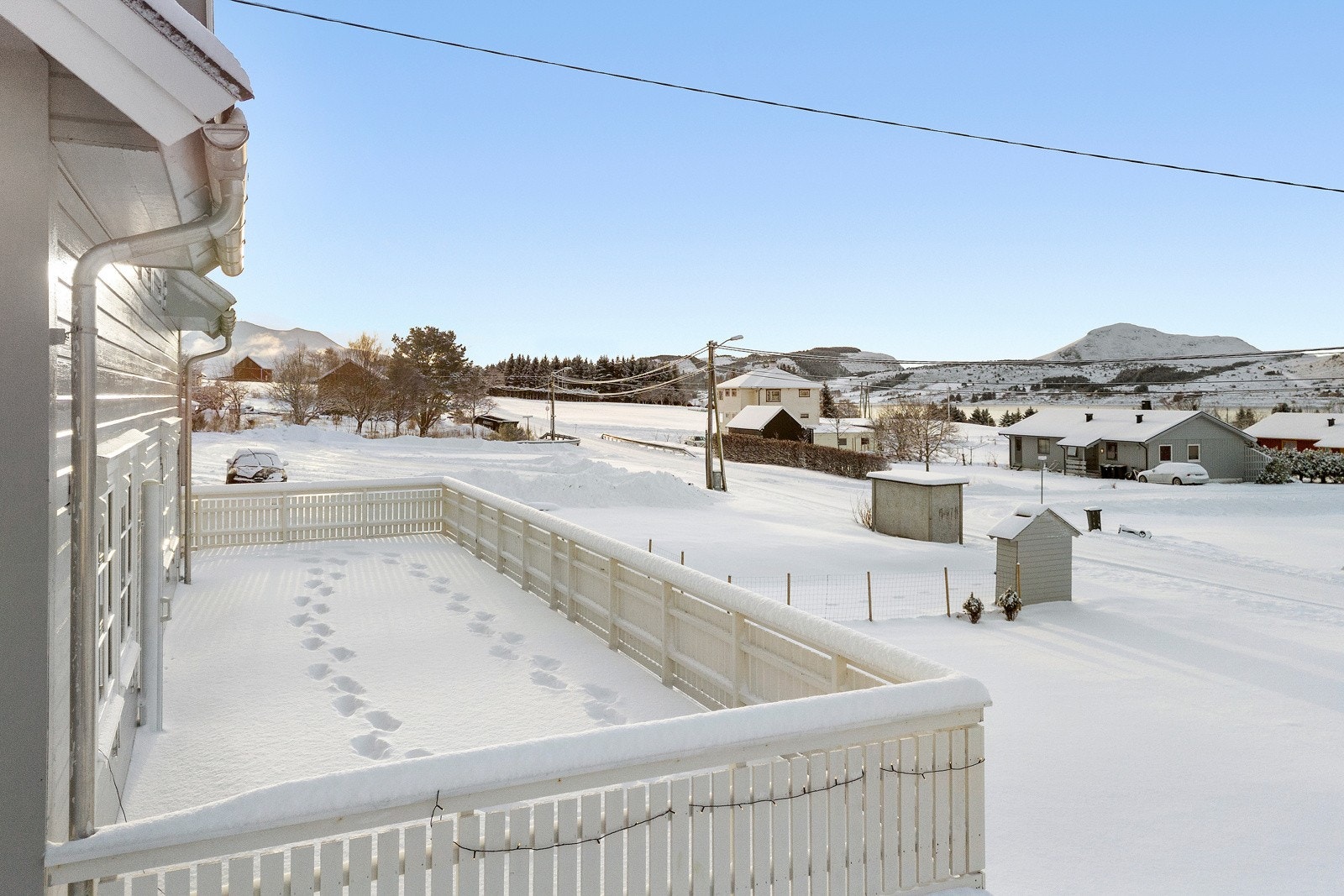 Kledningen er malt i en lun beigefarge som gir huset et moderne preg. Galleribilde