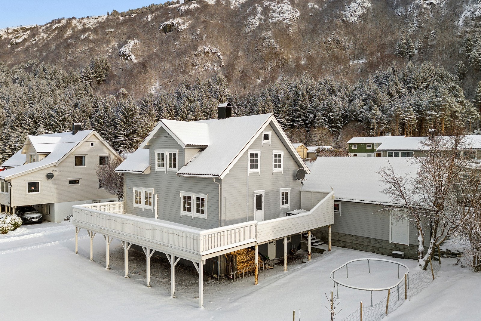Dette er en innholdsrik enebolig over tre etasjer og med dobbel garasje. Galleribilde
