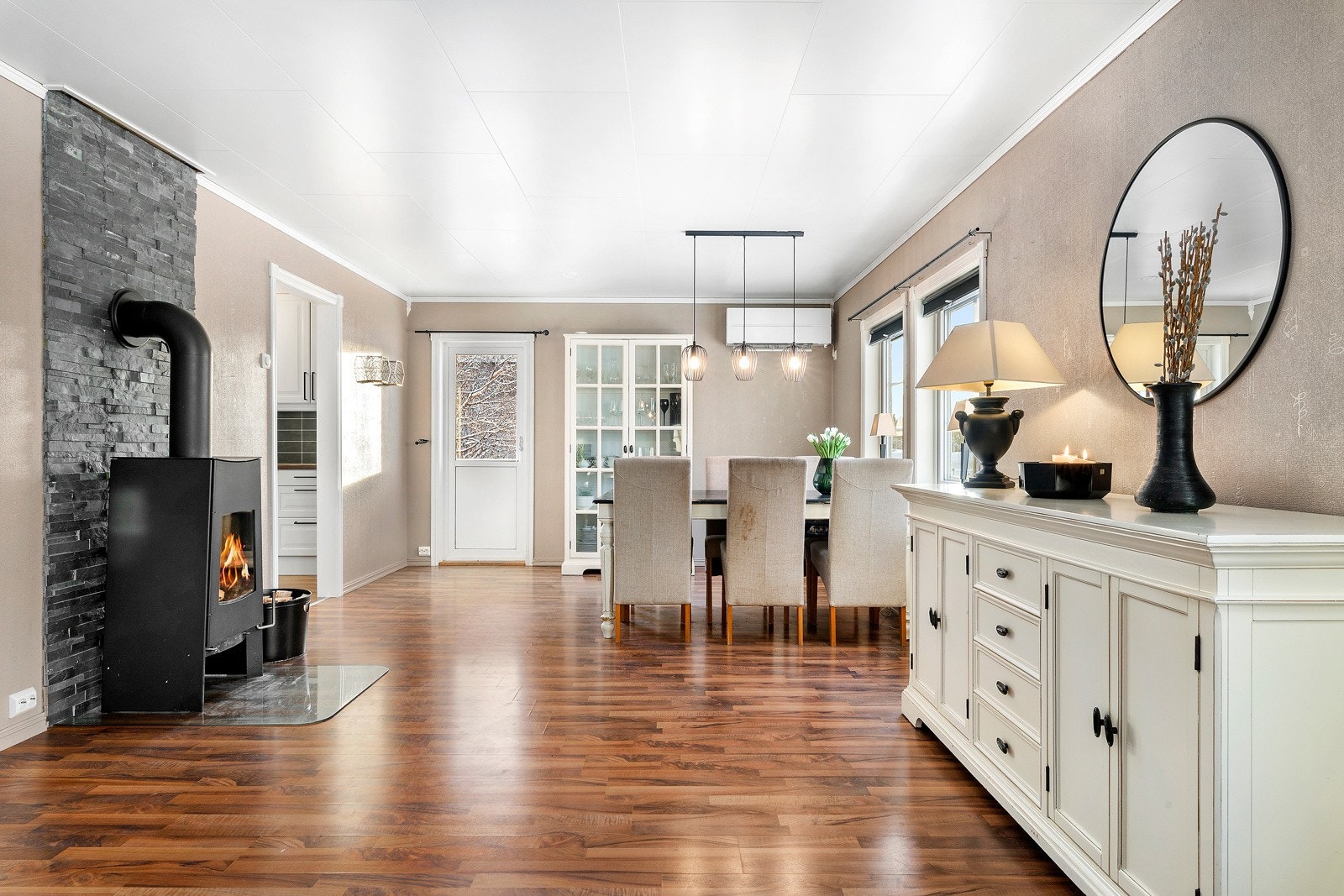 Oppvarming består av peis fra nyere tid og en varmepumpe fra i stuen i hovedetasjen. Galleribilde