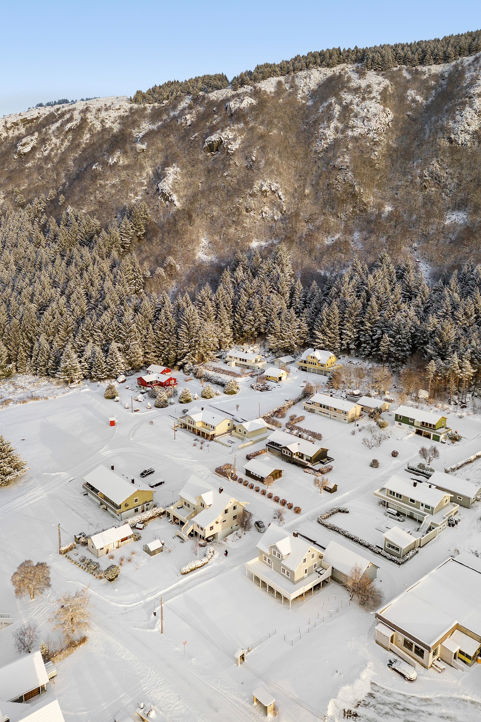 Rett bak eiendommen er det en fin fjelltur opp til Skulen som har fantastisk utsikt i alle himmelretninger! Galleribilde