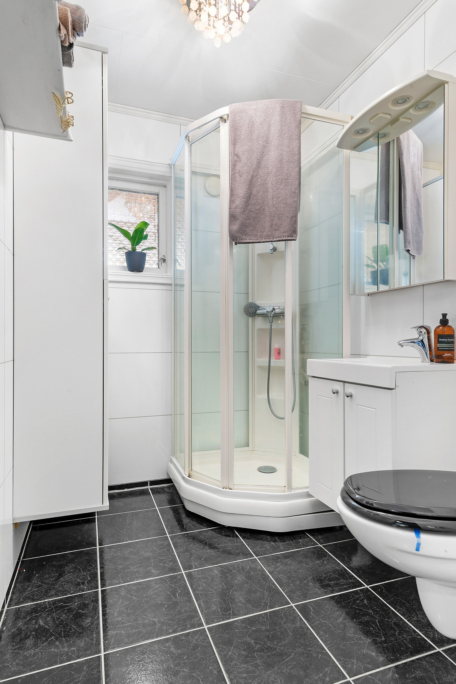 Huset har hele tre bad som alle er av god størrelse. Her ser du badrommet fra hovedetasjen. Galleribilde