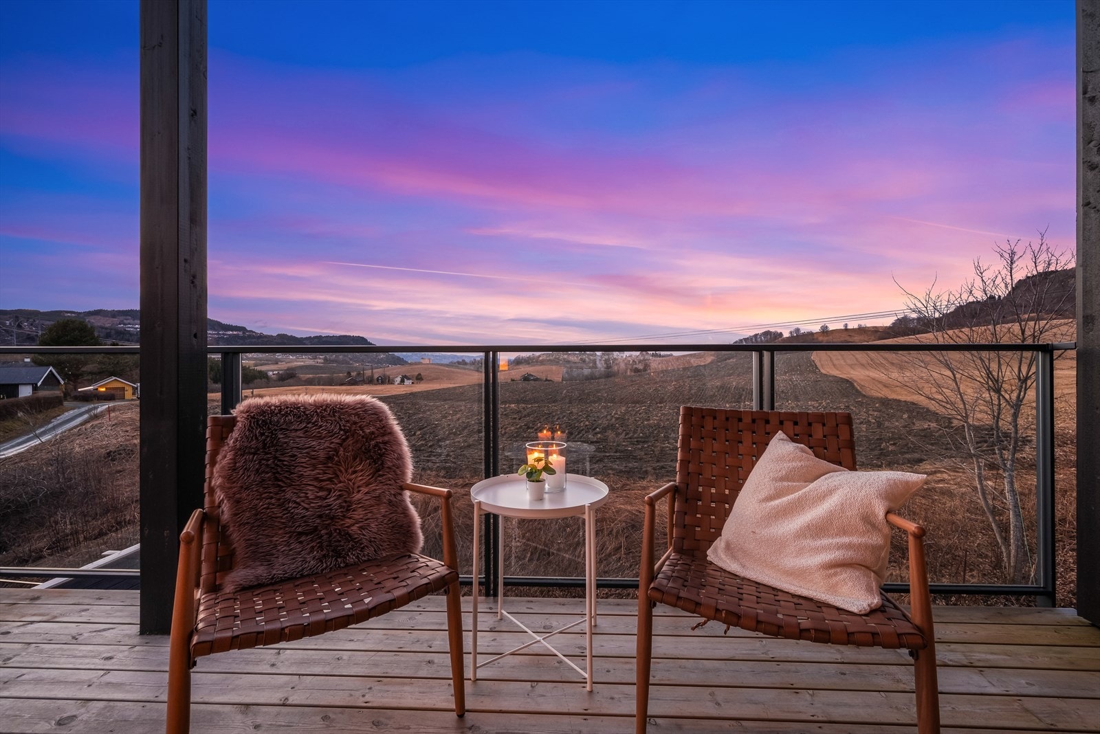 I andre etasje er det utgang til en overbygd takterrasse på ca. 12 kvm, der du kan la blikket gli utover et vakkert landskap. Galleribilde