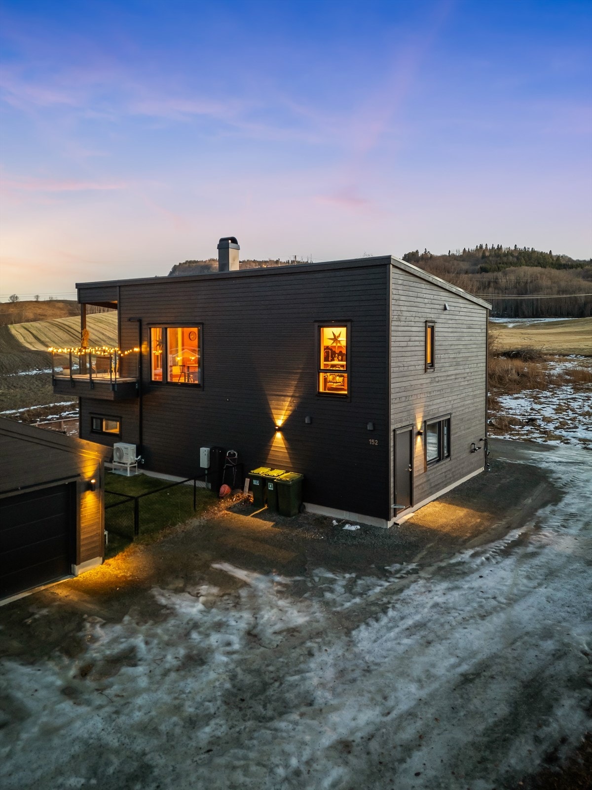 I første etasje har boligen en herlig markterrasse på 64 kvm og en hyggelig, inngjerdet hageflekk. Galleribilde