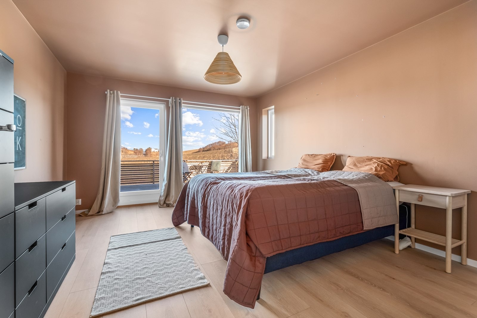 Fra det ene soverommet i første etasje er det utgang til den store, terrassen utenfor. Galleribilde