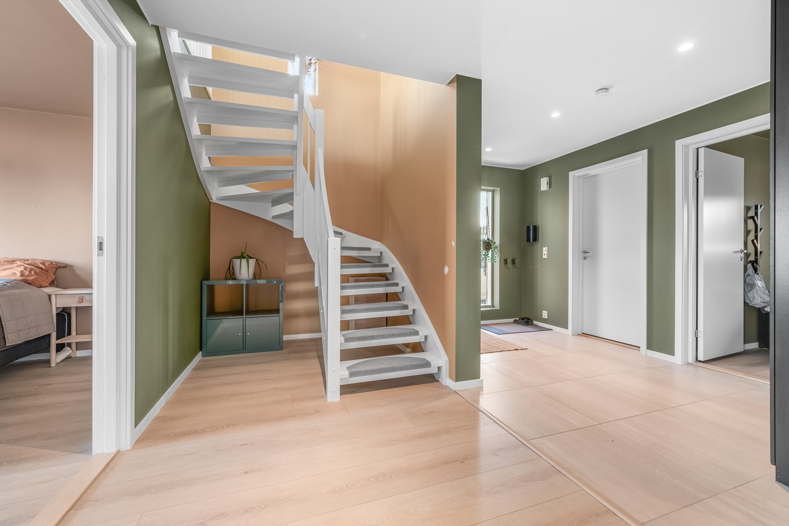 Både entreen og trapperommet har gulvvarme som oppvarming. Galleribilde