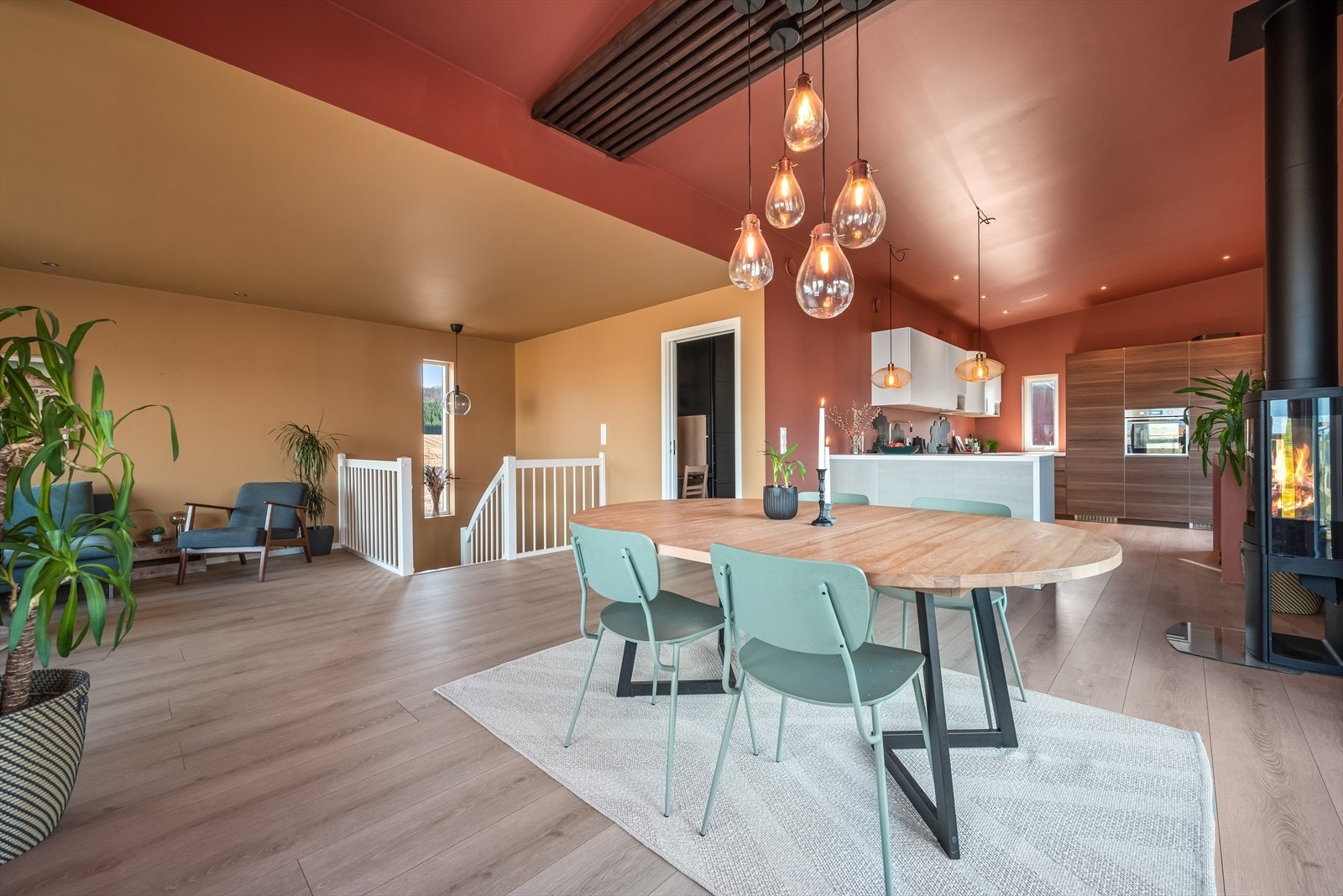 Den ene delen av rommet har skråhimling med mørkbeisede spiler som stilig detalj. Galleribilde