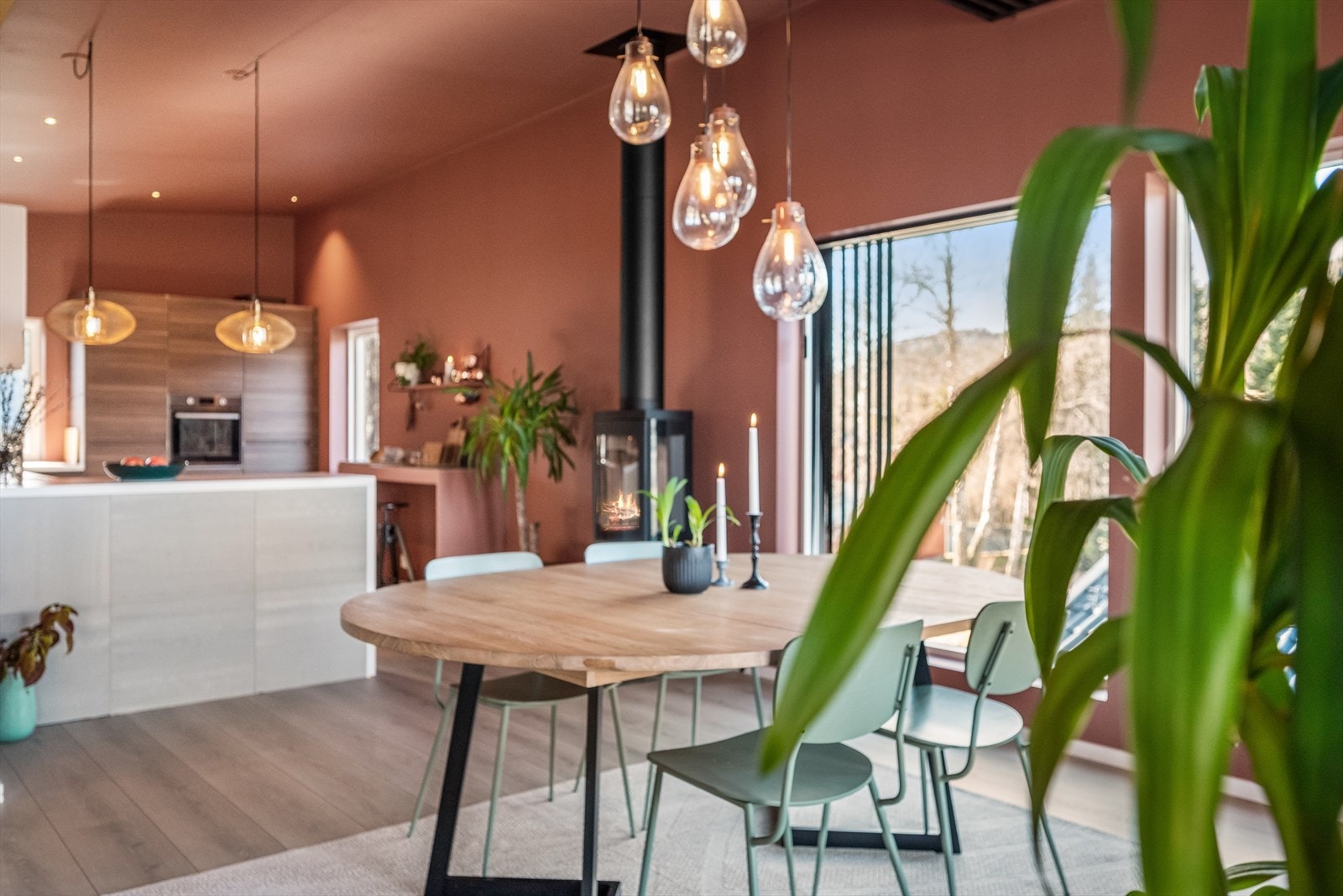 I grensen mot kjøkkenet er det god plass til et langbord hvor familien kan møtes til måltider og koselig småprat. Galleribilde