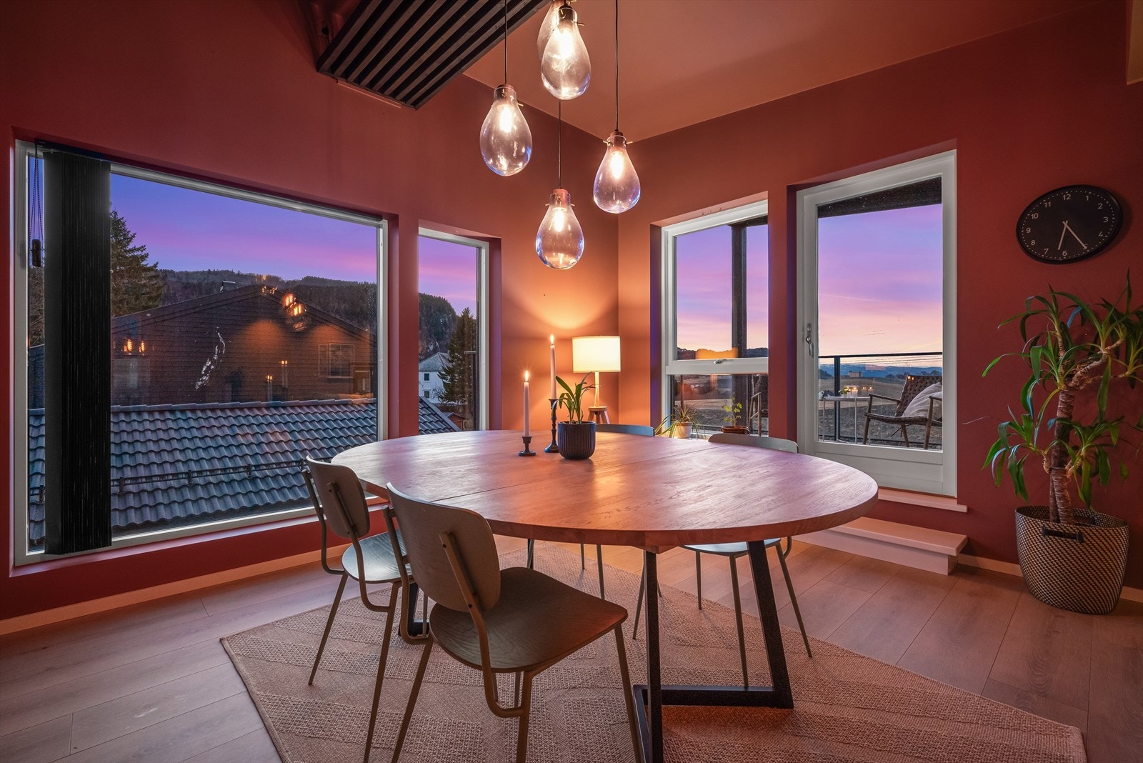 Med dagens løsning er spiseområdet plassert ved de generøse vinduene - et lyst og trivelig sted å samles. Galleribilde