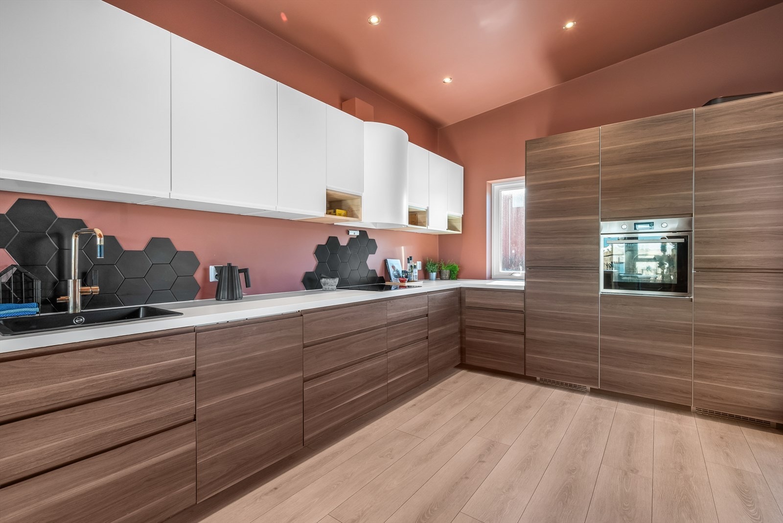 Alle hvitevarer er integrert og består av koketopp, stekeovn, oppvaskmaskin og to kjøl/frys. Galleribilde