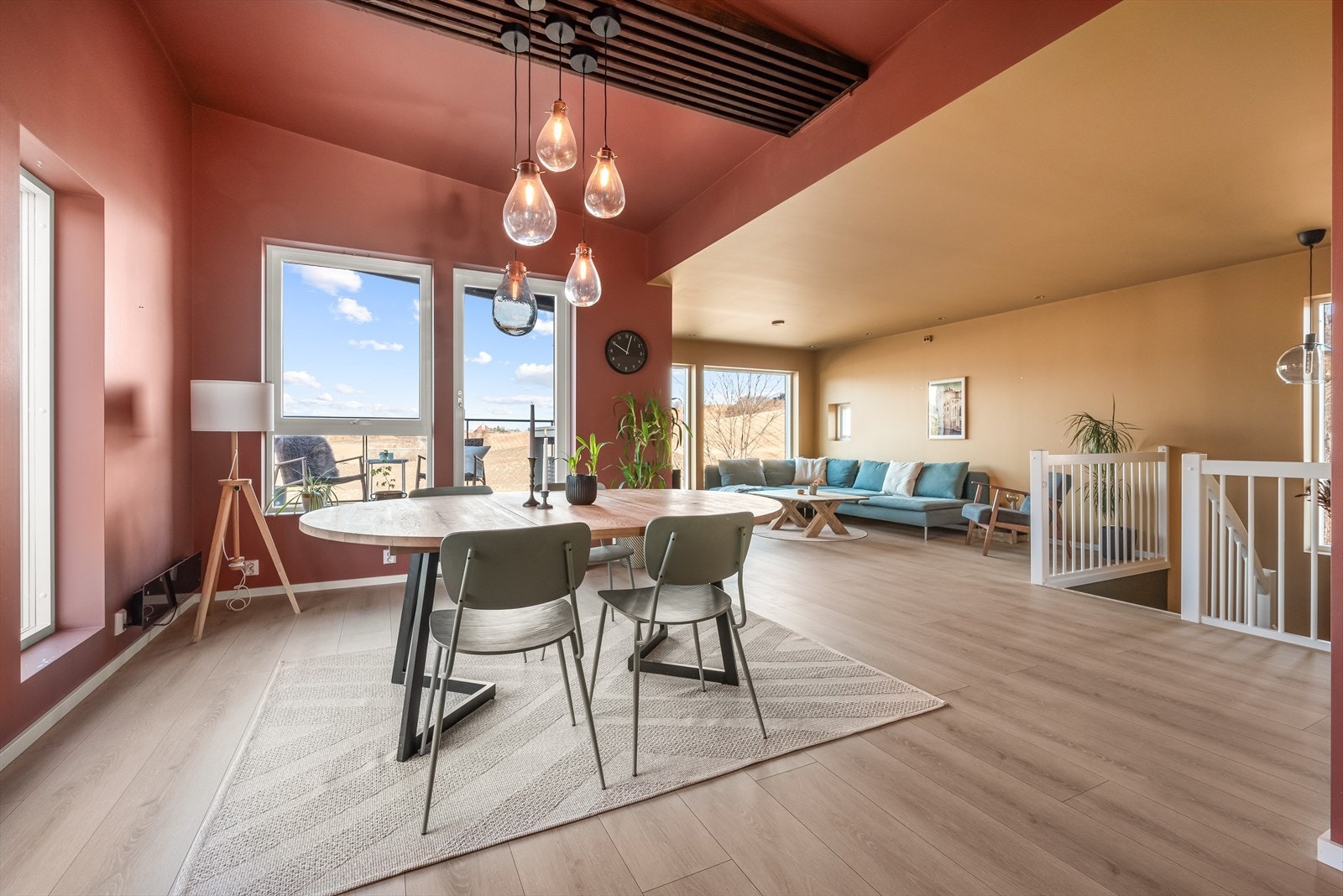 Stue og kjøkken i åpen løsning. Rommet strekker seg over hele 57m² og byr på flere møbleringsmuligheter. Galleribilde