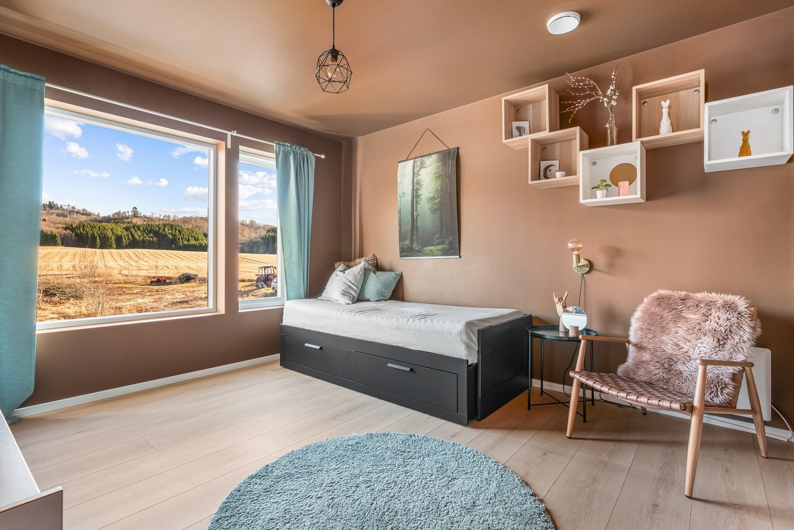 Boligen har hele fem soverom, hvor ett ligger på hovedplan med eget bad. Galleribilde